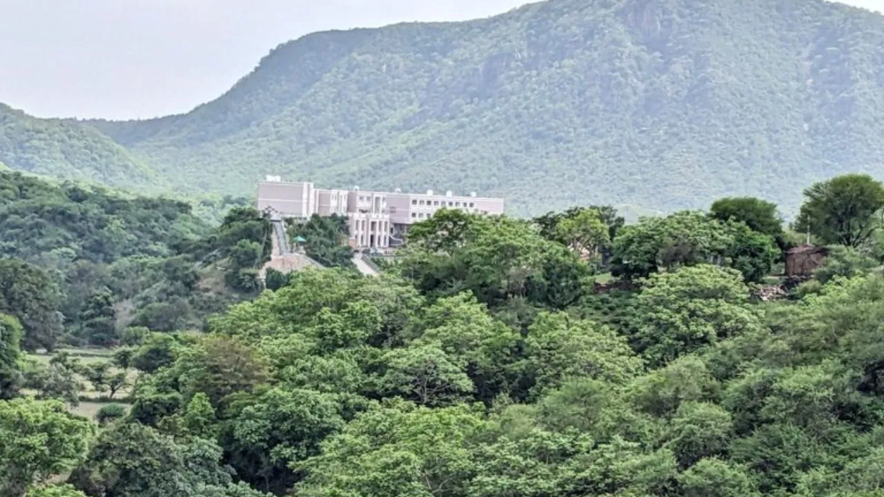 अरावली को लेकर राजस्थान में बवाल, राज्य की 90 फीसदी पहाड़ियों पर संकट, विधायक भाटी ने PM को लिखी चिट्ठी क्या है अरावली की नई परिभाषा, जिस पर हो रहा बवाल, उदयपुर से लेकर गुरुग्राम तक विरोध-प्रदर्शन