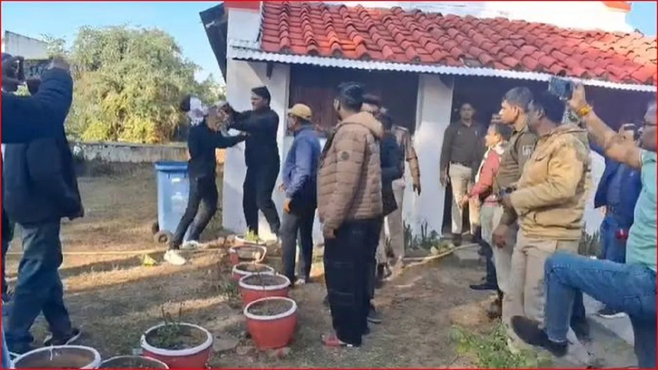 क्रिसमस सेलिब्रेशन में धर्मांतरण के शक पर मचा ऐसा बवाल… जबलपुर में भिड़ हए हिंदूवादी संगठन और ईसाई समुदाय के लोग क्रिसमस सेलिब्रेशन में धर्मांतरण के शक पर मचा ऐसा बवाल... जबलपुर में भिड़ हए हिंदूवादी संगठन और ईसाई समुदाय के लोग