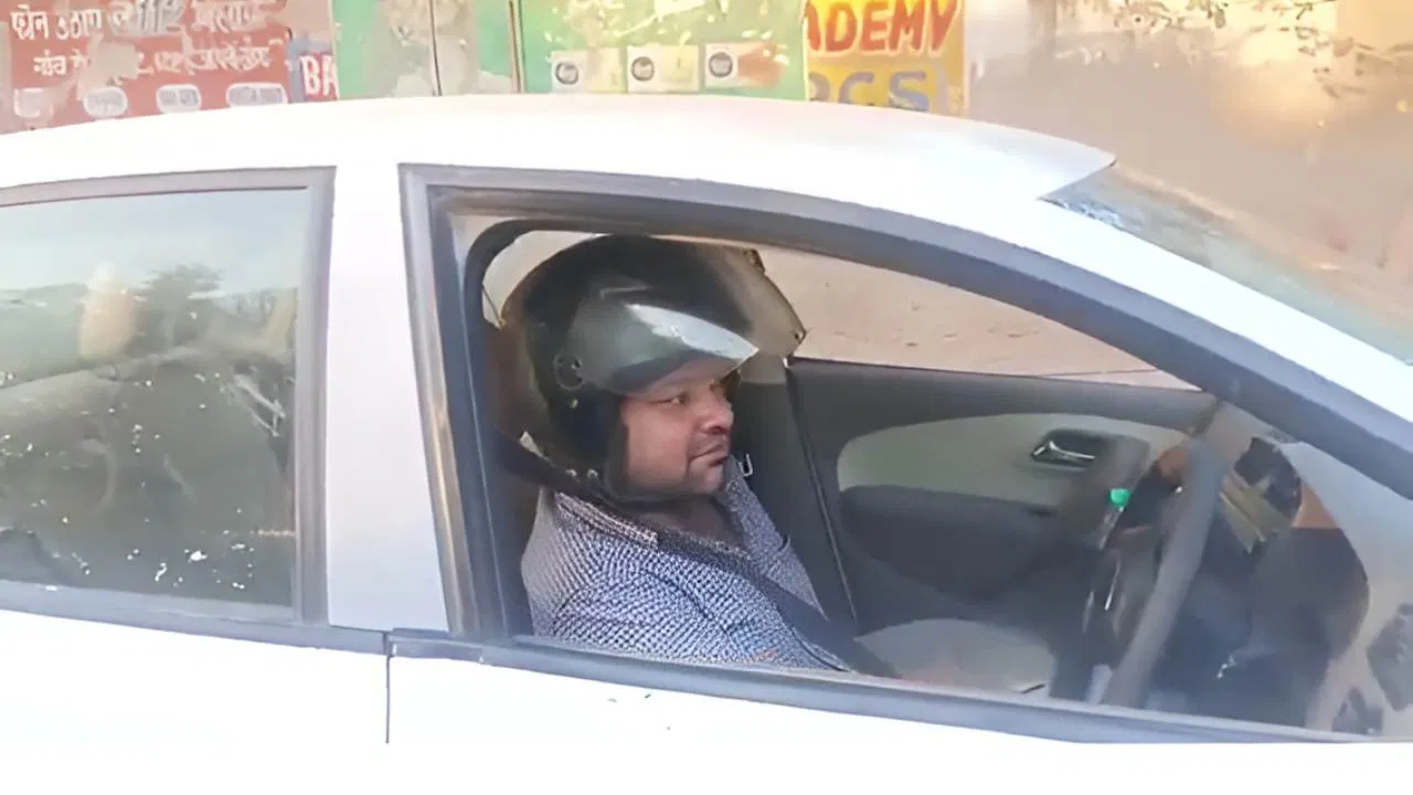 गजब! आगरा में कार मालिक का काटा ‘बिना हेलमेट’ का चालान, अब हेलमेट पहनकर कार चला रहा ड्राइवर, Video गजब! आगरा में कार मालिक का काटा 'बिना हेलमेट' का चालान, अब हेलमेट पहनकर कार चला रहा ड्राइवर, Video