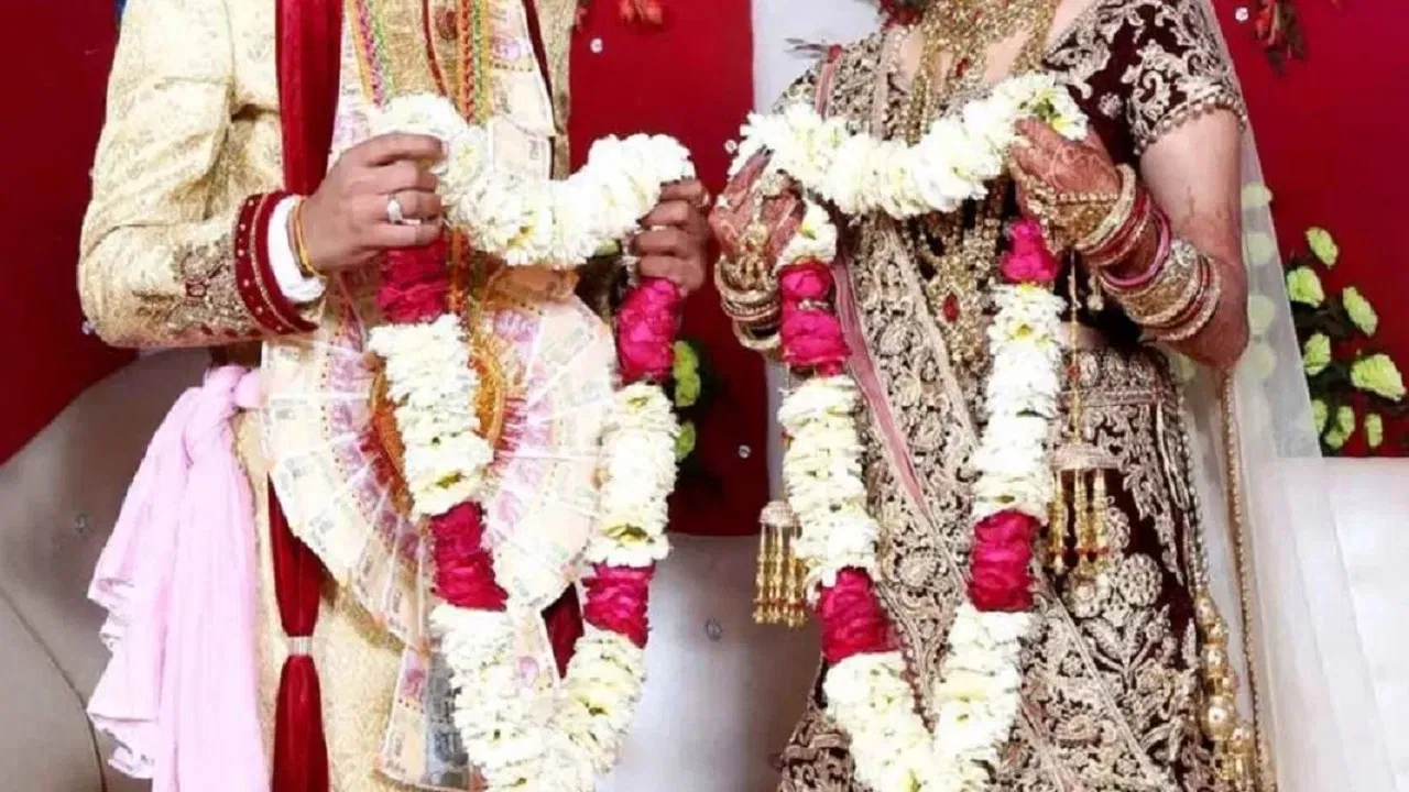 गाजीपुर: दो बहनों का रिश्ता हुआ तय, किसी ने दूल्हों को भेज दीं ऐसी तस्वीरें… अब टूटने की कगार पर शादी गाजीपुर: दो बहनों का रिश्ता हुआ तय, किसी ने दूल्हों को भेज दीं ऐसी तस्वीरें... अब टूटने की कगार पर शादी