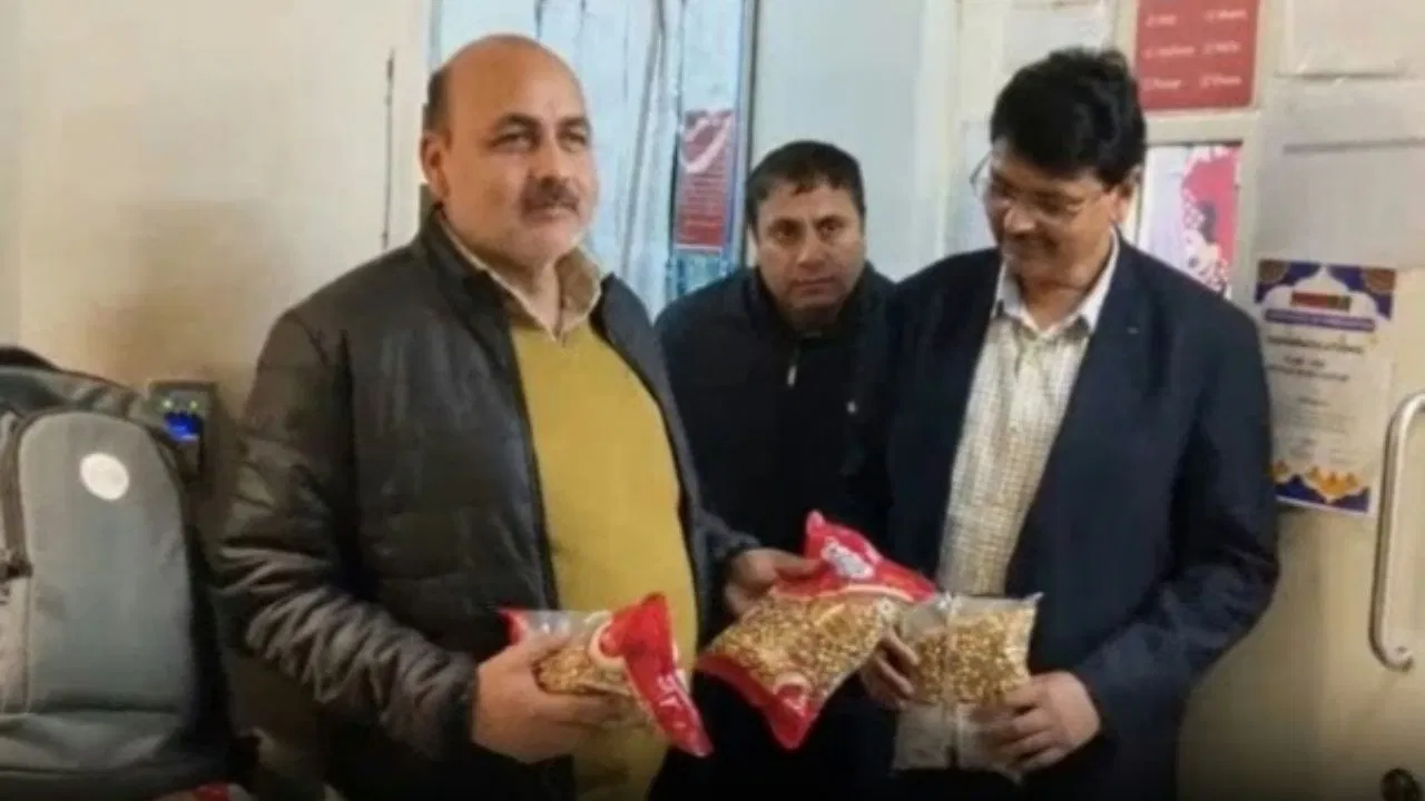 गोरखपुर के बाद अब कानपुर में मिला ‘जहरीला चना’, FSDA ने पकड़ा 372 क्विंटल माल; कीमत 34 लाख रुपए गोरखपुर के बाद अब कानपुर में मिला 'जहरीला चना', FSDA ने पकड़ा 372 क्विंटल माल; कीमत 34 लाख रुपए
