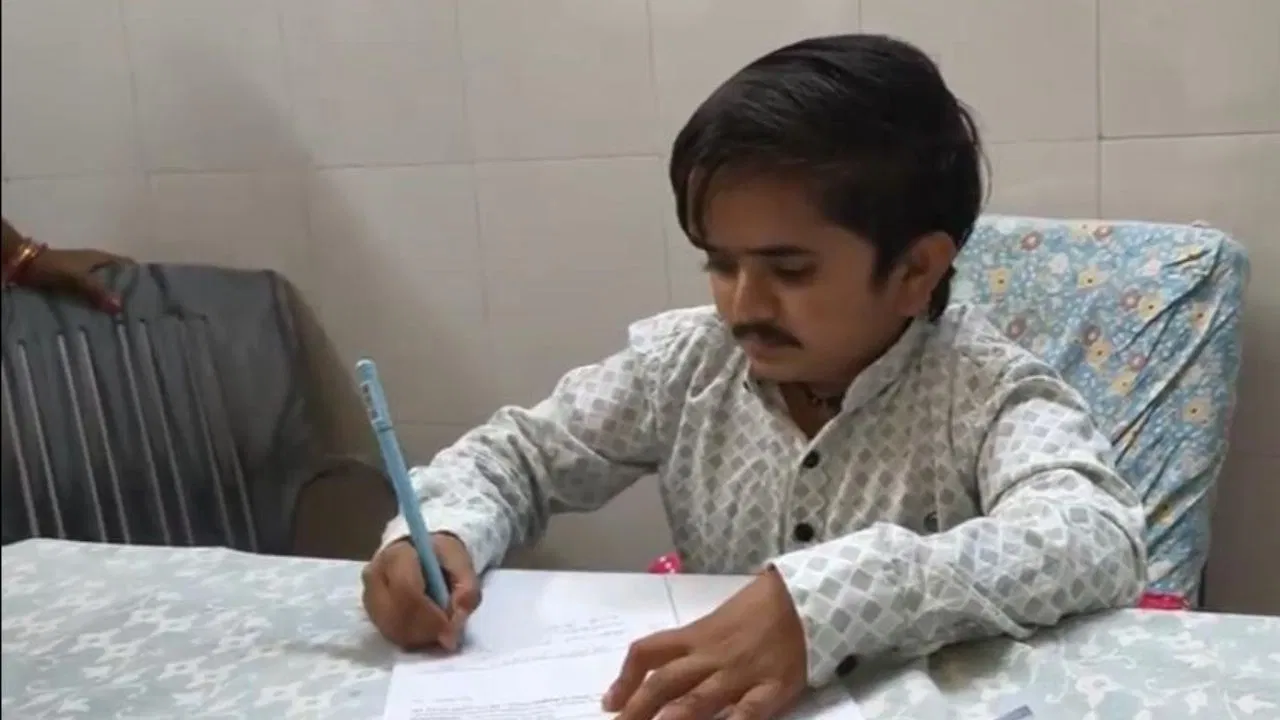 चर्चा में 3 फीट के डॉक्टर गणेश बरैया, आखिर क्यों किसी-किसी की हाइट बढ़ती ही नहीं है? क्या कहता है मेडिकल साइंस चर्चा में 3 फीट के डॉक्टर गणेश बरैया, आखिर क्यों किसी-किसी की हाइट बढ़ती ही नहीं है? क्या कहता है मेडिकल साइंस