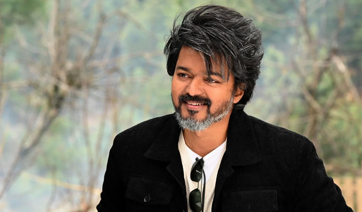 चेन्नई एयरपोर्ट पर पल भर के लिए मची भगदड़, फैंस के बीच गिरे Thalapathy Vijay, वीडियो वायरल चेन्नई एयरपोर्ट पर पल भर के लिए मची भगदड़, फैंस के बीच गिरे Thalapathy Vijay, वीडियो वायरल