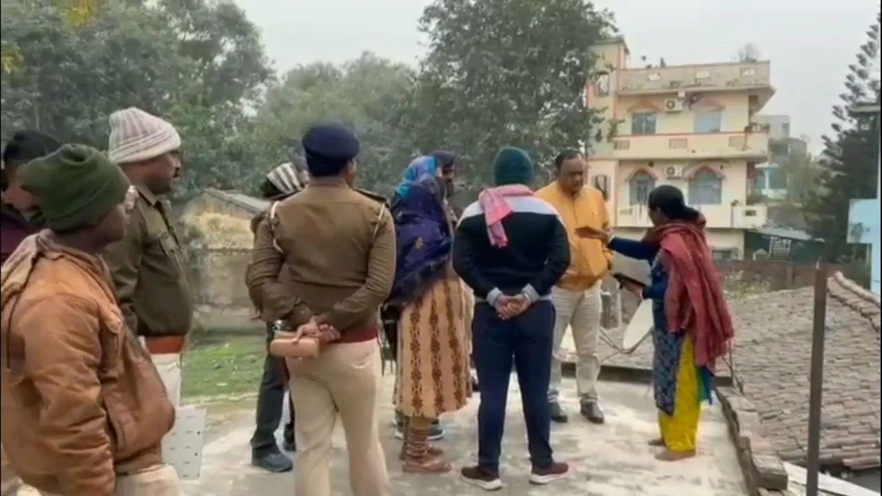 चोरी से बिजली क्यों जलाते हो… खगड़िया में बड़े भाई ने गुस्से में छोटे पर बरसा दी लाठियां, पीट-पीटकर मार डाला चोरी से बिजली क्यों जलाते हो... खगड़िया में बड़े भाई ने गुस्से में छोटे पर बरसा दी लाठियां, पीट-पीटकर मार डाला