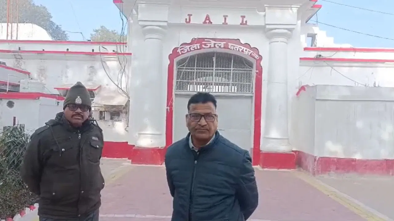 छतरपुर जिला जेल में जानलेवा हमला! मर्डर केस में सजा काट रहे कैदी पर अटैक, हालत नाजुक छतरपुर जिला जेल में जानलेवा हमला! मर्डर केस में सजा काट रहे कैदी पर अटैक, हालत नाजुक