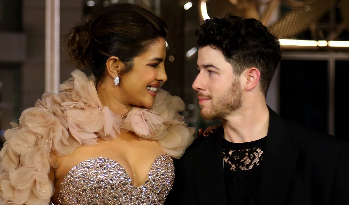 जब Priyanka Chopra ने Nick Jonas को चखाया हाजमोला का स्वाद, खाने के बाद दिया ऐसा रिएक्शन, हो गया हंगामा जब Priyanka Chopra ने Nick Jonas को चखाया हाजमोला का स्वाद, खाने के बाद दिया ऐसा रिएक्शन, हो गया हंगामा