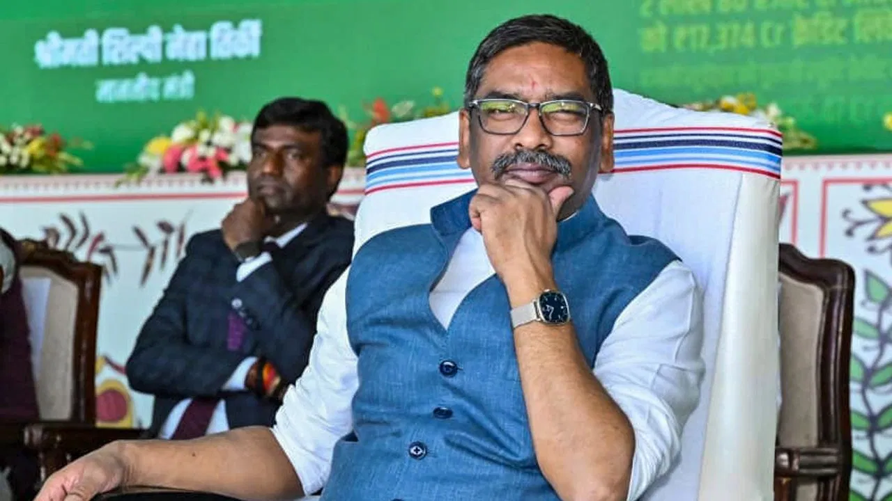 जमीन घोटाले में फंसे झारखंड CM हेमंत सोरेन को राहत, अब नहीं आना होगा कोर्ट जमीन घोटाले में फंसे झारखंड CM हेमंत सोरेन को राहत, अब नहीं आना होगा कोर्ट
