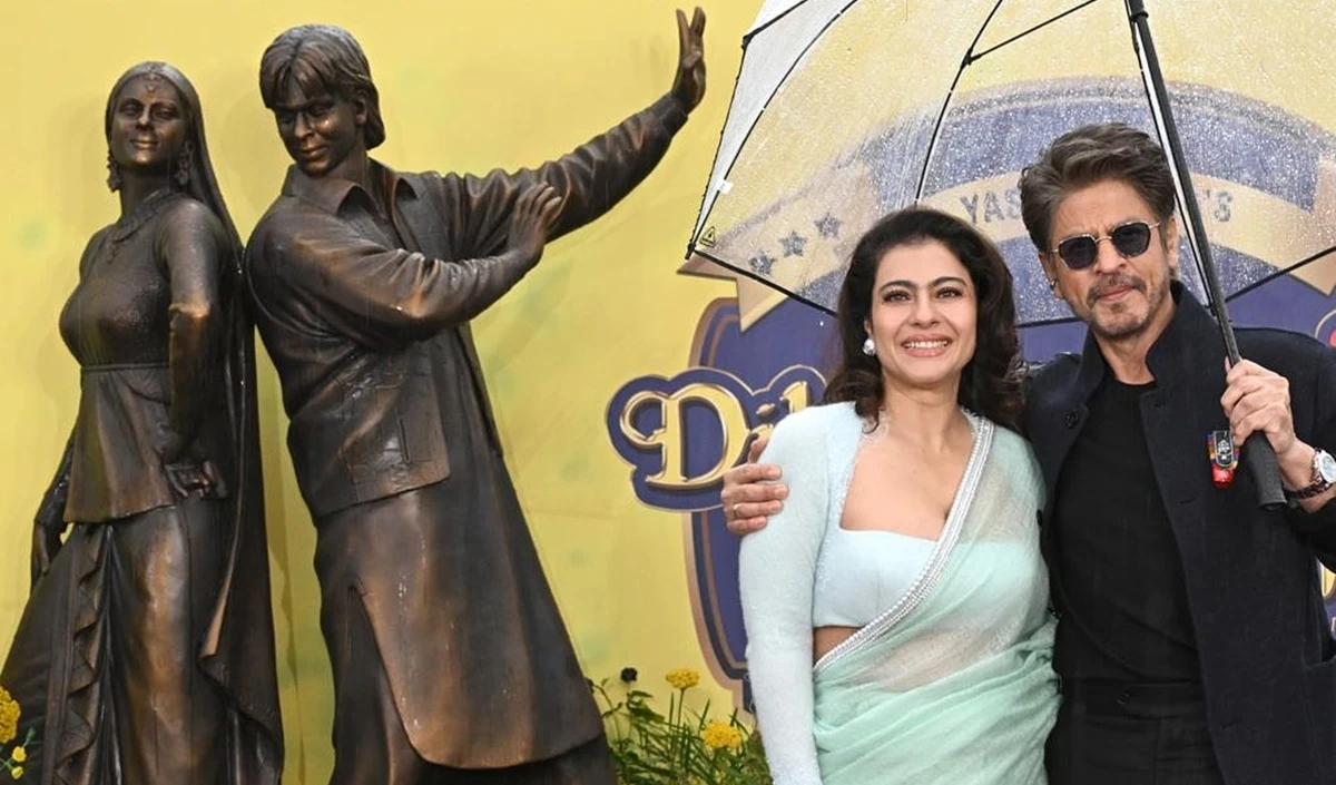 ‘दिलवाले दुल्हनिया ले जाएंगे’ की अमर प्रेम कहानी लंदन में हुई स्थापित, राज-सिमरन की प्रतिमा का अनावरण, शाहरुख खान और काजोल हुए भावुक 'दिलवाले दुल्हनिया ले जाएंगे' की अमर प्रेम कहानी लंदन में हुई स्थापित, राज-सिमरन की प्रतिमा का अनावरण, शाहरुख खान और काजोल हुए भावुक