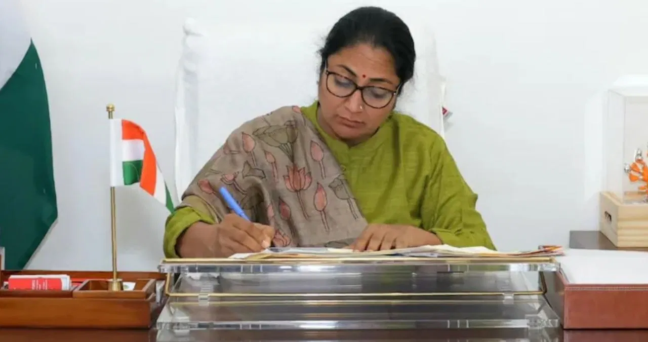 दिल्ली CM का बड़ा एक्शन, सब रजिस्ट्रार और तहसीलदार सस्पेंड, डीड राइटर का लाइसेंस रद्द दिल्ली CM का बड़ा एक्शन, सब रजिस्ट्रार और तहसीलदार सस्पेंड, डीड राइटर का लाइसेंस रद्द