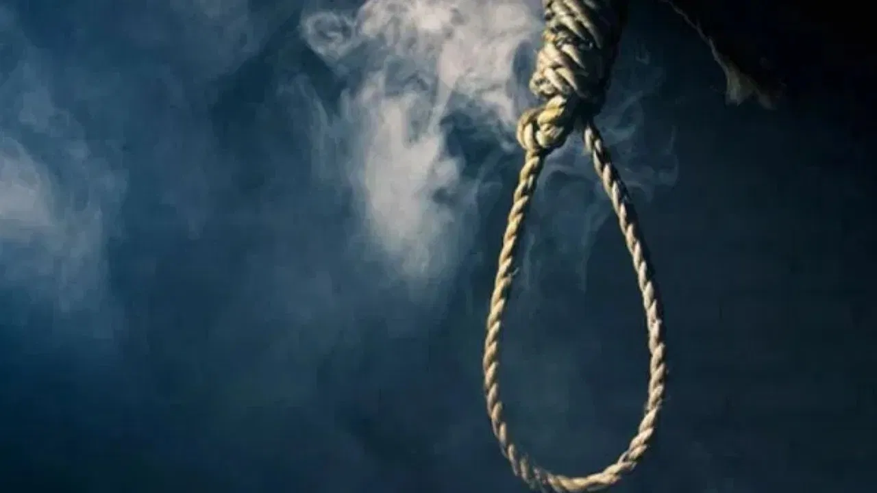 दिल्ली: कालकाजी में एक ही परिवार के 3 लोगों ने किया सुसाइड, फंदे से लटका मिला मां और 2 बेटों का शव दिल्ली: कालकाजी में एक ही परिवार के 3 लोगों ने किया सुसाइड, फंदे से लटका मिला मां और 2 बेटों का शव