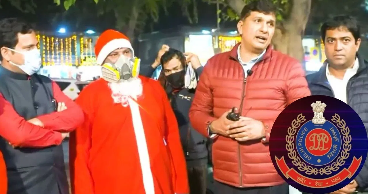 दिल्ली के प्रदूषण में बिगड़ी ‘सांता क्लॉज’ की हालत, AAP नेताओं ने दी CPR, पुलिस ने दर्ज की FIR दिल्ली के प्रदूषण में बिगड़ी 'सांता क्लॉज' की हालत, AAP नेताओं ने दी CPR, पुलिस ने दर्ज की FIR