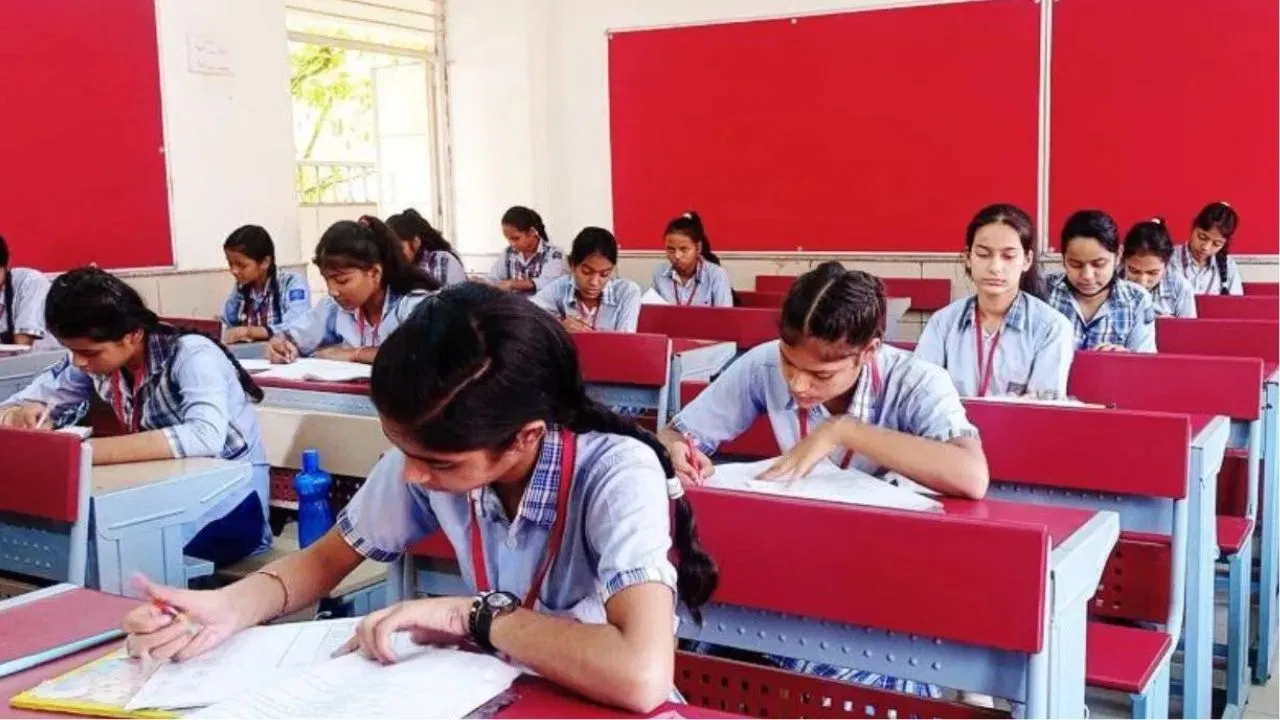 दिल्ली के सरकारी स्कूलों का सच..! 5 साल में 9वीं क्लास में फेल हुए 3.2 लाख स्टूडेंट, NIOS में लिया एडमिशन दिल्ली के सरकारी स्कूलों का सच..! 5 साल में 9वीं क्लास में फेल हुए 3.2 लाख स्टूडेंट, NIOS में लिया एडमिशन