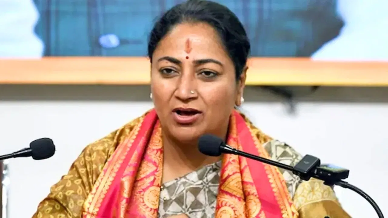 नो PUCC, नो फ्यूल,DTC करेगी बसों का संचालन; प्रदूषण पर किरकिरी के बीच दिल्ली की रेखा सरकार का बड़ा फैसला दिल्ली महज एक शहर नहीं, बल्कि एक जीवंत सभ्यता, बोलीं मुख्यमंत्री रेखा गुप्ता