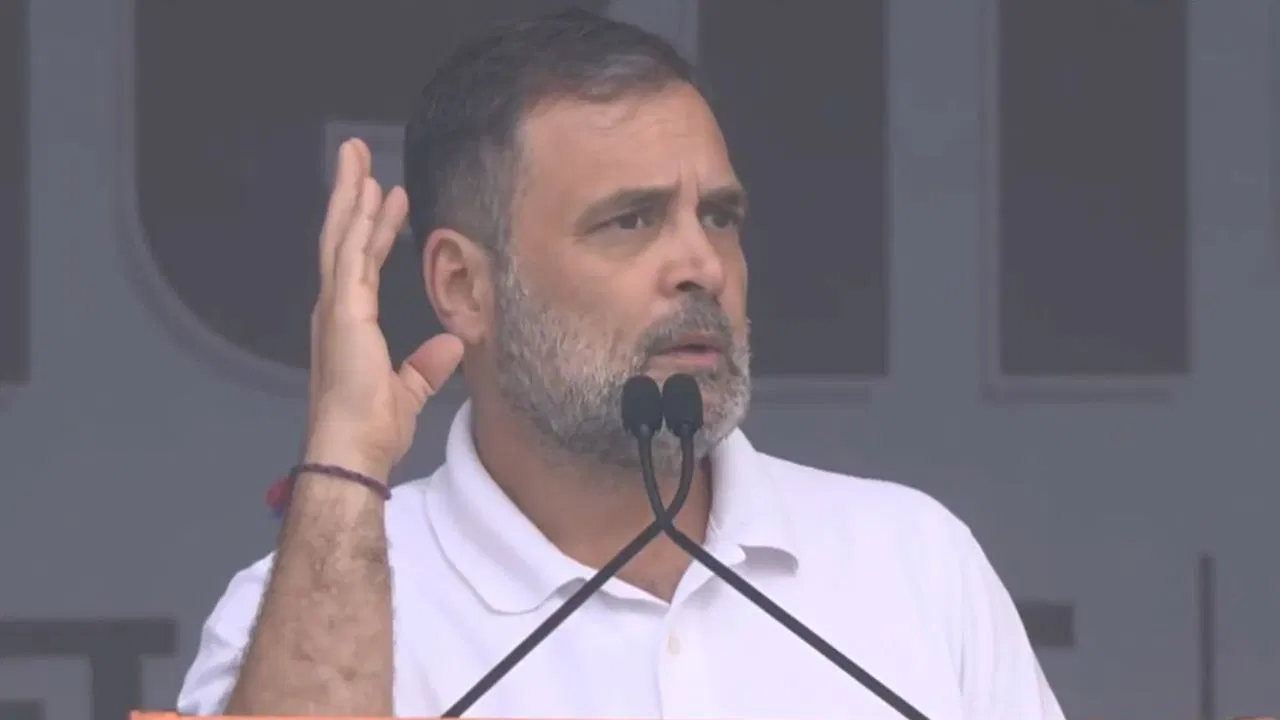 उन्नाव रेप पीड़िता को राहुल गांधी ने फोन करके घर बुलाया, न्याय दिलाने में मदद की बात कही दिल्ली में कांग्रेस ने भरी हुंकार, वोट चोरी रैली में राहुल ने मोदी-शाह पर बोला हमला, कहा- सत्य के साथ इन्हें सत्ता से हटाएंगे