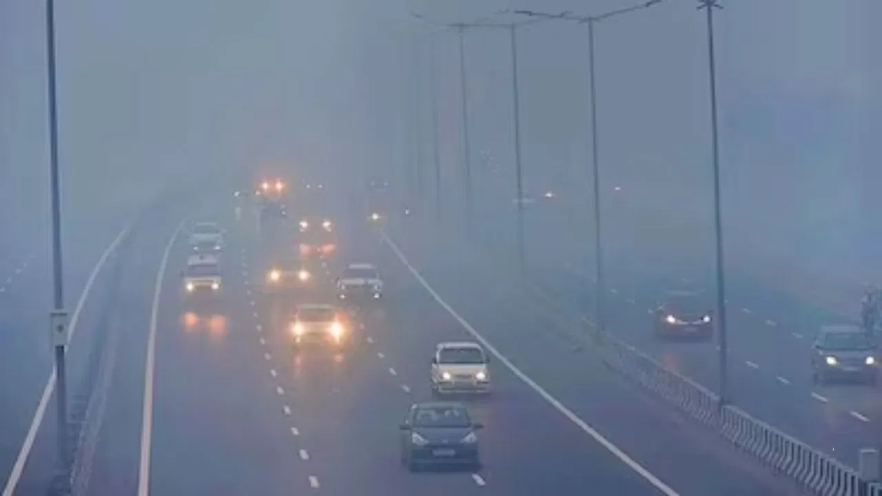दिल्ली में दमघोंटू हवा का कहर, इन इलाकों में 500 के पास पहुंचा AQI, बिगड़े हालात दिल्ली में दमघोंटू हवा का कहर, इन इलाकों में 500 के पास पहुंचा AQI, बिगड़े हालात
