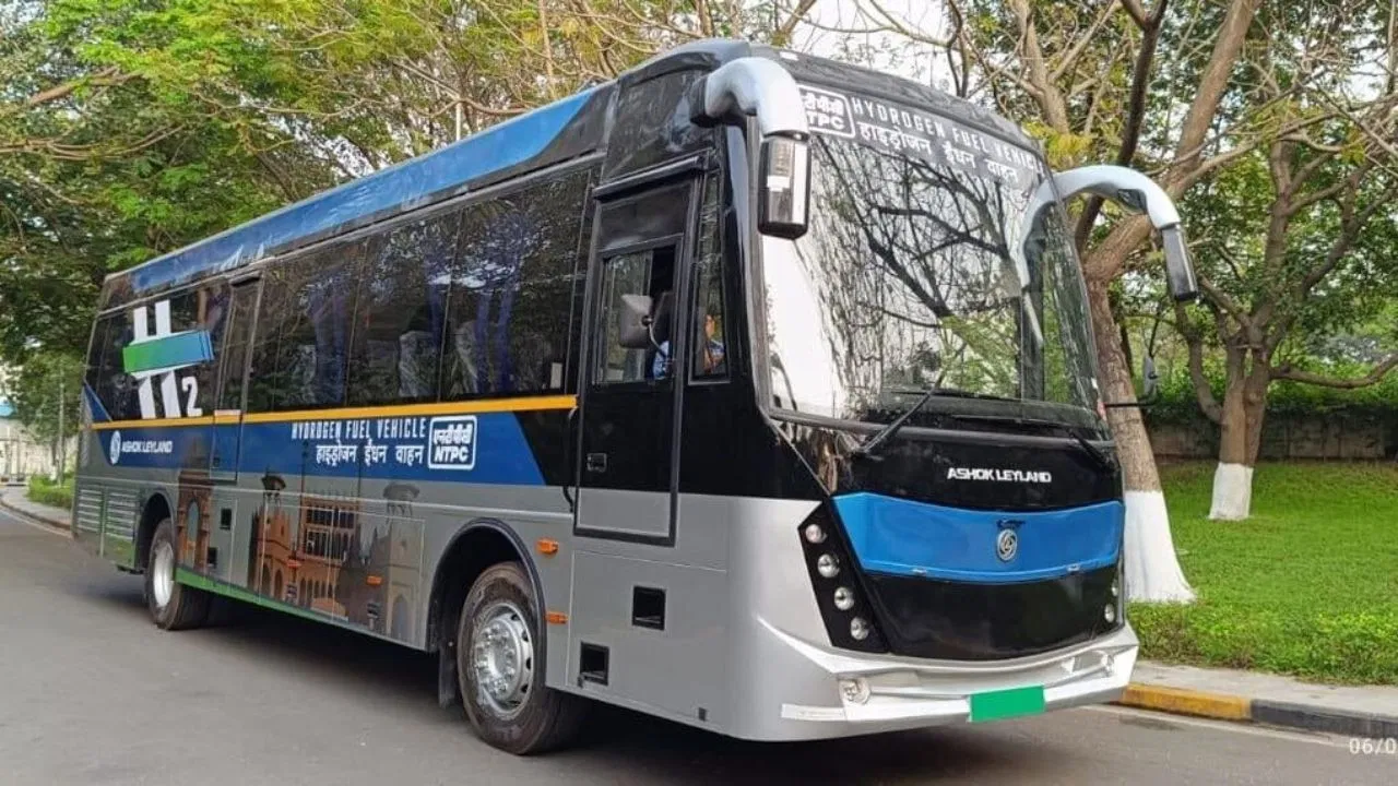 न आवाज, न निकलेगा धुआं… नोएडा एयरपोर्ट के लिए चलेंगी हाइड्रोजन बसें, जानें क्या है खास? न आवाज, न निकलेगा धुआं... नोएडा एयरपोर्ट के लिए चलेंगी हाइड्रोजन बसें, जानें क्या है खास?