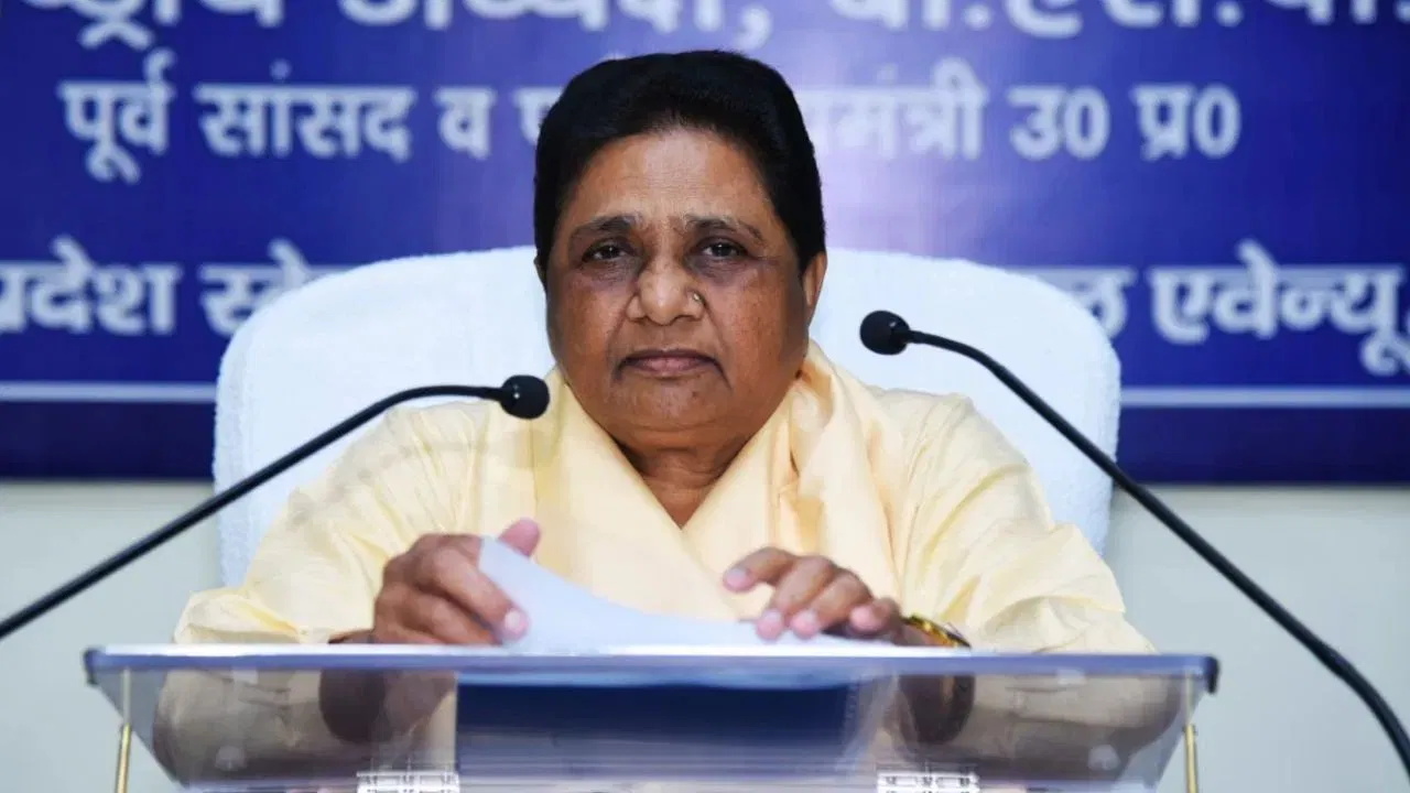 नीतीश के हिजाब खींचने से लेकर कथावाचक को सलामी तक… क्या बोलीं मायावती? नीतीश के हिजाब खींचने से लेकर कथावाचक को सलामी तक... क्या बोलीं मायावती?