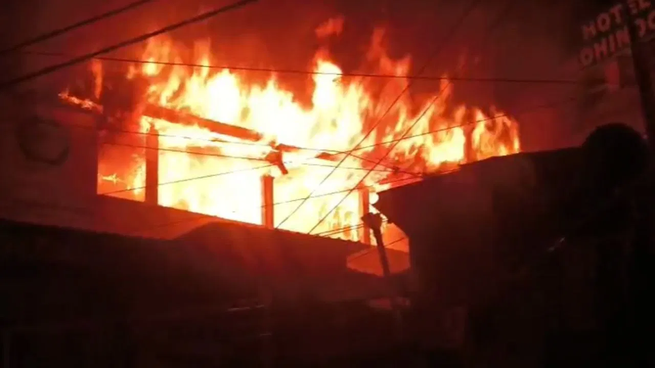नैनीताल में बिल्डिंग में लगी भीषण आग, 2 लोगों को फायर टीम ने बचाया; धू-धूकर जल गया पूरा घर नैनीताल में बिल्डिंग में लगी भीषण आग, 2 लोगों को फायर टीम ने बचाया; धू-धूकर जल गया पूरा घर