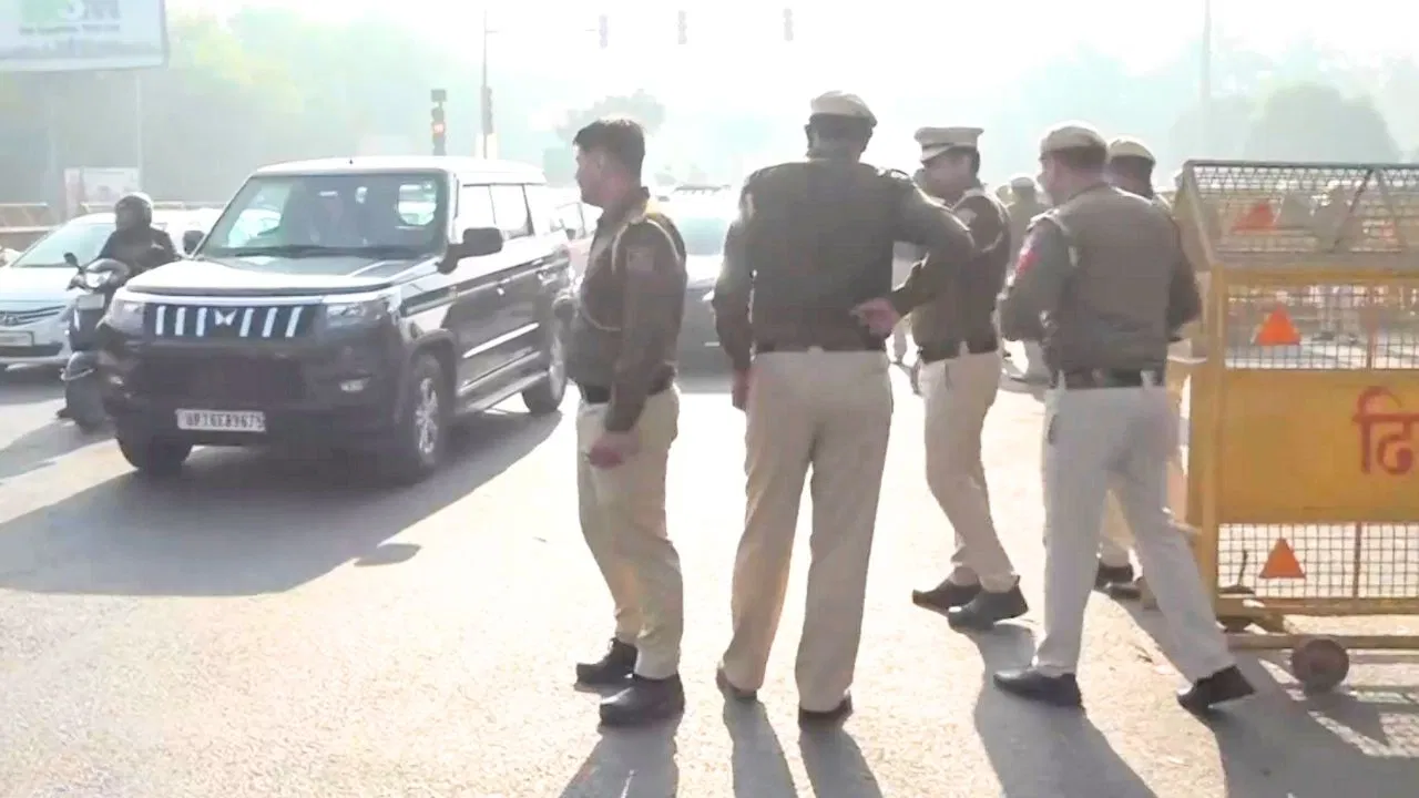नोएडा में चली तबादला एक्सप्रेस, कई पुलिस स्टेशन के बदले गए थाना प्रभारी, देखें लिस्ट नोएडा में चली तबादला एक्सप्रेस, कई पुलिस स्टेशन के बदले गए थाना प्रभारी, देखें लिस्ट
