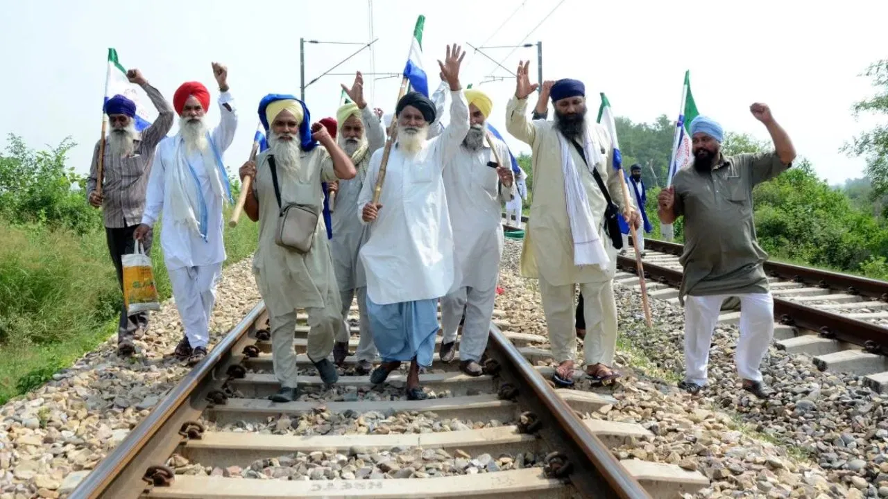 पंजाब में कल किसानों का रेल रोको आंदोलन… 19 जिलों में रेलवे ट्रैक पर देंगे धरना पंजाब में कल किसानों का रेल रोको आंदोलन... 19 जिलों में रेलवे ट्रैक पर देंगे धरना
