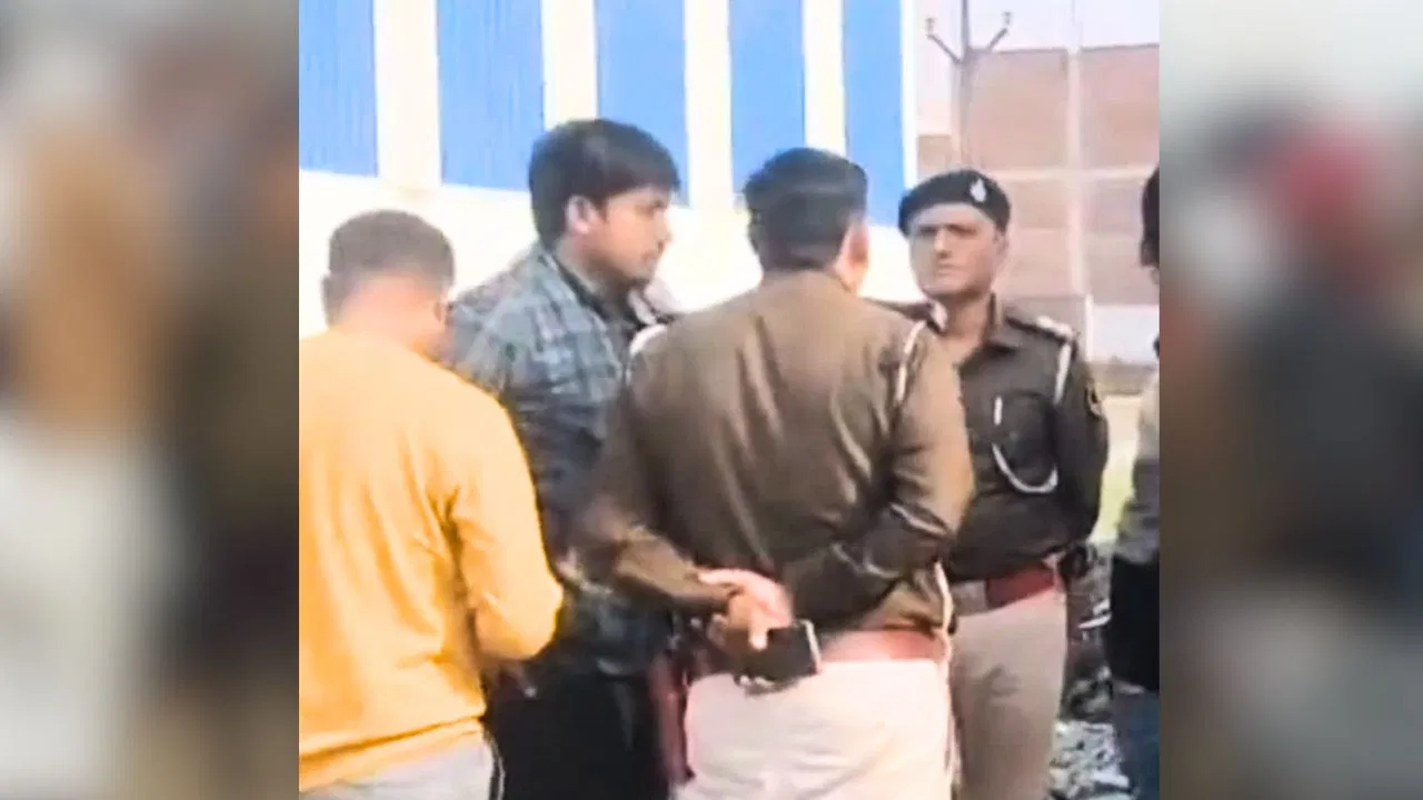 पटना में इंजीनियर के घर डकैती: घरवालों के हाथ-पैर बांधकर 54 लाख लूटे…3 दिन तक खौफ में रहे परिजन, अब पुलिस को बताई कहानी पटना में इंजीनियर के घर डकैती: घरवालों के हाथ-पैर बांधकर 54 लाख लूटे...3 दिन तक खौफ में रहे परिजन, अब पुलिस को बताई कहानी
