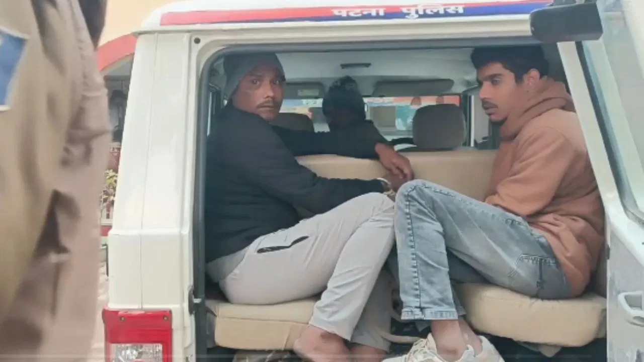 पति ही बन बैठा हैवान… पटना में दोस्त के साथ मिलकर महिला से जबरन किया दुष्कर्म, मोबाइल और नकदी भी छीनी पति ही बन बैठा हैवान... पटना में दोस्त के साथ मिलकर महिला से जबरन किया दुष्कर्म, मोबाइल और नकदी भी छीनी