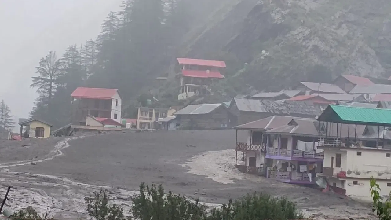 पलायन को मजबूर लोग… उत्तरकाशी में जहां आई थी प्रलय, अभी वहां कैसे हैं हालात? पलायन को मजबूर लोग... उत्तरकाशी में जहां आई थी प्रलय, अभी वहां कैसे हैं हालात?