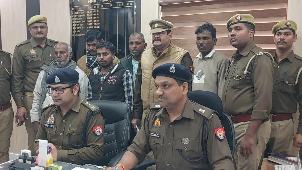 पहले पिलाई शराब, फिर हत्या कर पाइप में डाल दिया शव… गाजीपुर में जमीन के लिए भाई की हत्या पहले पिलाई शराब, फिर हत्या कर पाइप में डाल दिया शव... गाजीपुर में जमीन के लिए भाई की हत्या