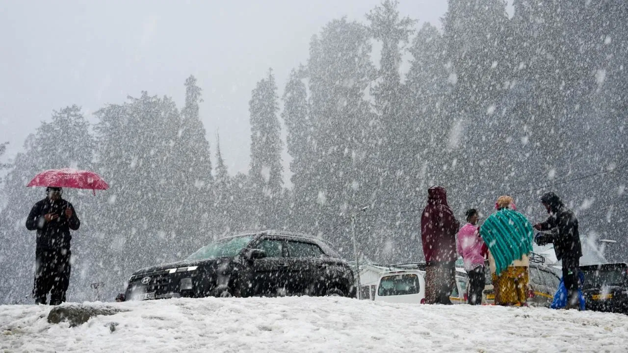 पहाड़ों पर हुई बर्फबारी से मैदानों में बढ़ी ठिठुरन… जानें आज कैसा रहेगा पंजाब-यूपी और एमपी समेत इन राज्यों का मौसम पहाड़ों पर हुई बर्फबारी से मैदानों में बढ़ी ठिठुरन... जानें आज कैसा रहेगा पंजाब-यूपी और एमपी समेत इन राज्यों का मौसम