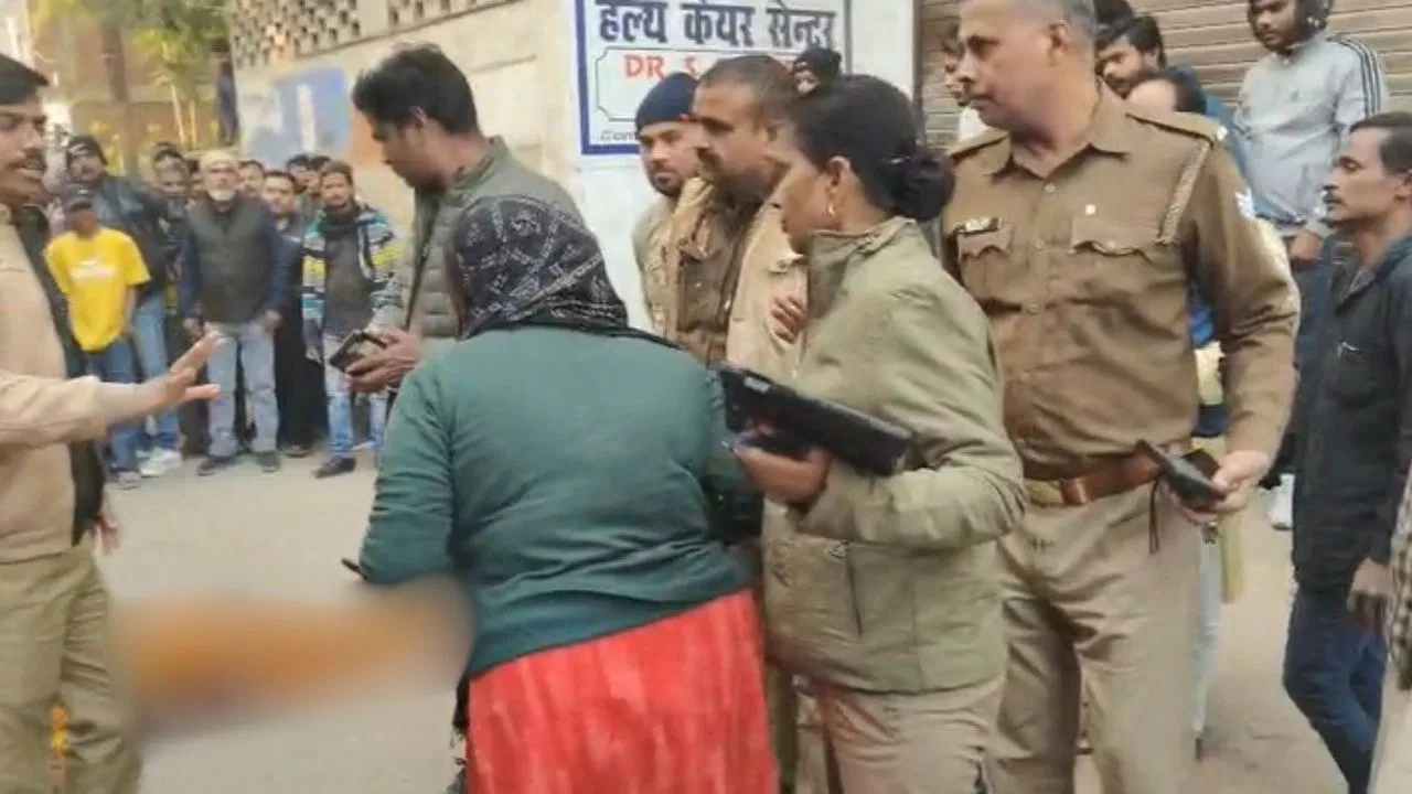 प्रयागराज में बीच सड़क पर मर्डर, दामाद ने सास को मारी गोली; बेटी ने की थी लव मैरिज प्रयागराज में बीच सड़क पर मर्डर, दामाद ने सास को मारी गोली; बेटी ने की थी लव मैरिज