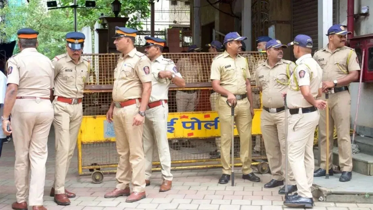 प्रिंसिपल ने अपनी ही स्कूल की 8वीं क्लास की छात्रा से किया रेप, तलाश कर रही पुलिस प्रिंसिपल ने अपनी ही स्कूल की 8वीं क्लास की छात्रा से किया रेप, तलाश कर रही पुलिस