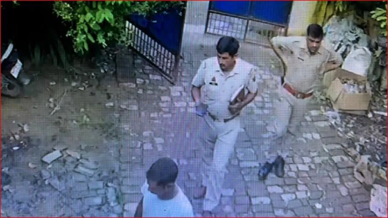 फर्जी तलाशी के बहाने एडवोकेट के घर में घुसे, फिर…एटा में दरोगा सहित तीन पुलिसकर्मियों पर डकैती की FIR फर्जी तलाशी के बहाने एडवोकेट के घर में घुसे, फिर...एटा में दरोगा सहित तीन पुलिसकर्मियों पर डकैती की FIR