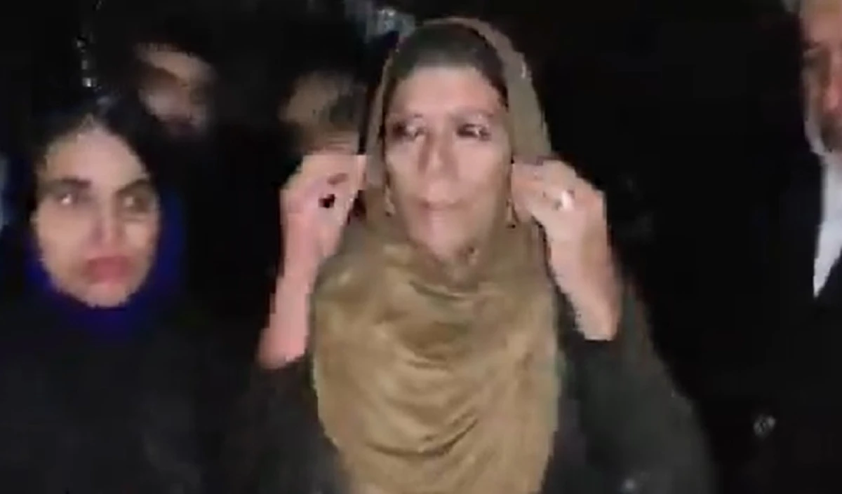 फेंका जहरीला पानी! इमरान के समर्थकों के साथ ये क्या हो रहा? Video हिला देगा फेंका जहरीला पानी! इमरान के समर्थकों के साथ ये क्या हो रहा? Video हिला देगा