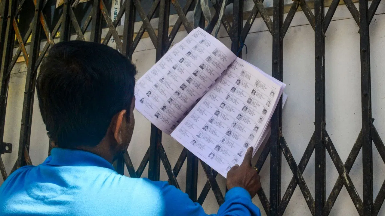 बंगाल में SIR पर खिंची तलवारें… 8 अपीलों ने बढ़ाया सियासी पारा, कल EC की चौखट पर दस्तक देगी TMC बंगाल में SIR पर खिंची तलवारें... 8 अपीलों ने बढ़ाया सियासी पारा, कल EC की चौखट पर दस्तक देगी TMC