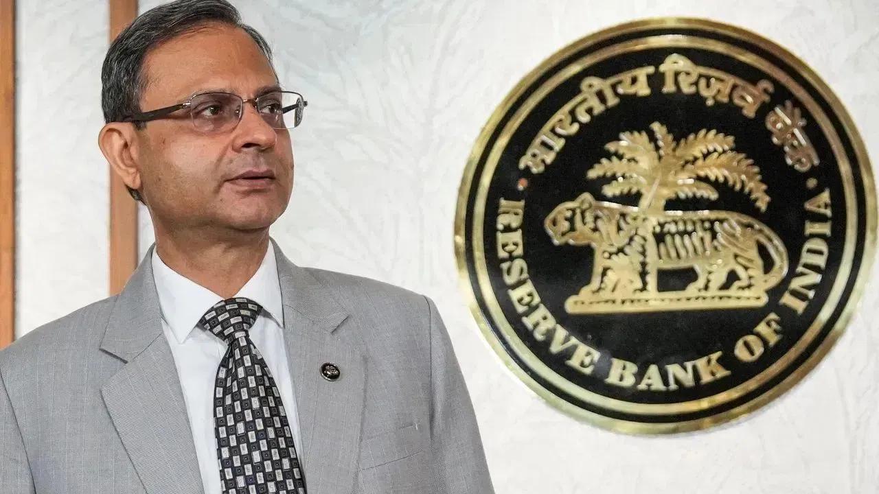 बढ़ती इकोनॉमी और कम महंगाई से क्यों कंफ्यूज हुआ RBI…दिसंबर में कम नहीं होगी EMI? बढ़ती इकोनॉमी और कम महंगाई से क्यों कंफ्यूज हुआ RBI...दिसंबर में कम नहीं होगी EMI?