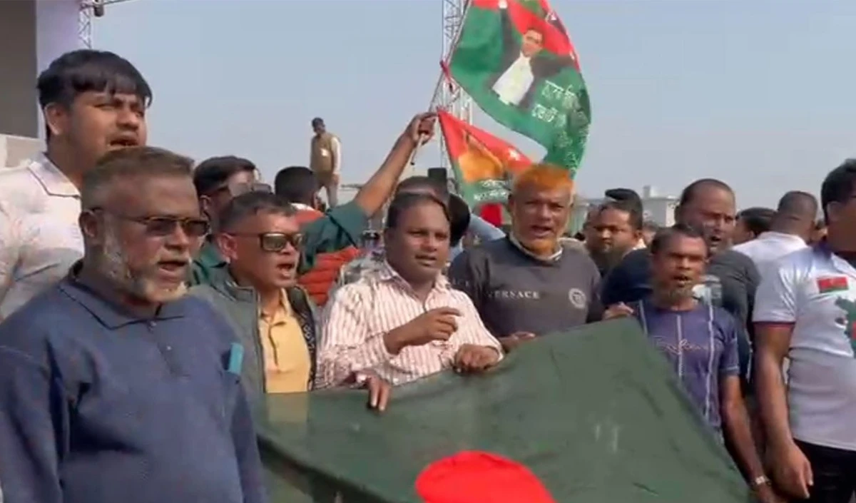 बांग्लादेश में यूनुस की होगी छुट्टी! चुनाव की आहट के बीच 17 साल बाद ग्रैंड वेलकम के साथ तारिक रहमान की वापसी बांग्लादेश में यूनुस की होगी छुट्टी! चुनाव की आहट के बीच 17 साल बाद ग्रैंड वेलकम के साथ तारिक रहमान की वापसी