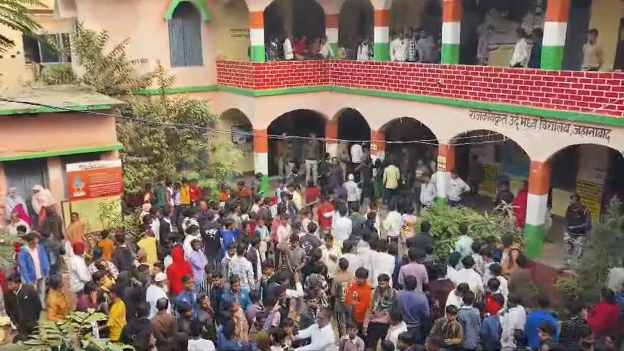बेंच पर सुलाकर छात्राओं से छेड़छाड़, फिर जान से मारने की धमकी… जहानाबाद में हेडमास्टर पर गंभीर आरोप बेंच पर सुलाकर छात्राओं से छेड़छाड़, फिर जान से मारने की धमकी... जहानाबाद में हेडमास्टर पर गंभीर आरोप