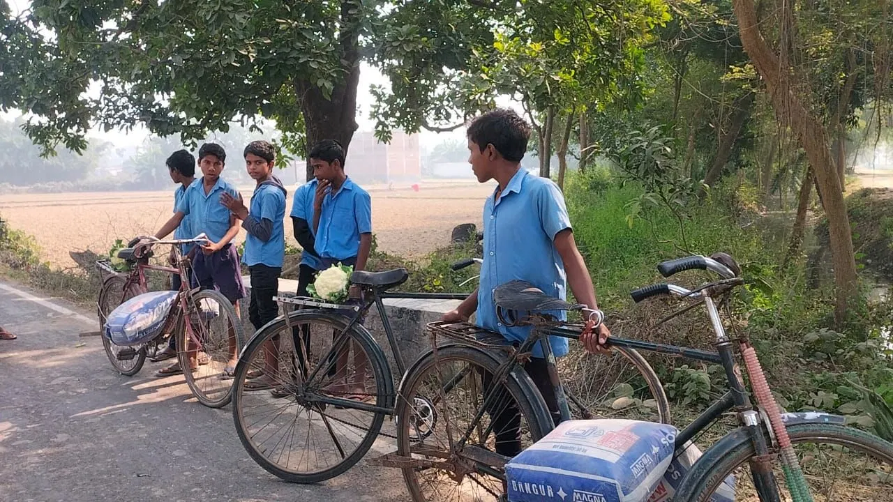 भागलपुर में स्कूल टीचर बच्चों से मंगवा रहे सीमेंट और सब्जी, ट्रक की चपेट में आने से बाल-बाल बचे छात्र भागलपुर में स्कूल टीचर बच्चों से मंगवा रहे सीमेंट और सब्जी, ट्रक की चपेट में आने से बाल-बाल बचे छात्र