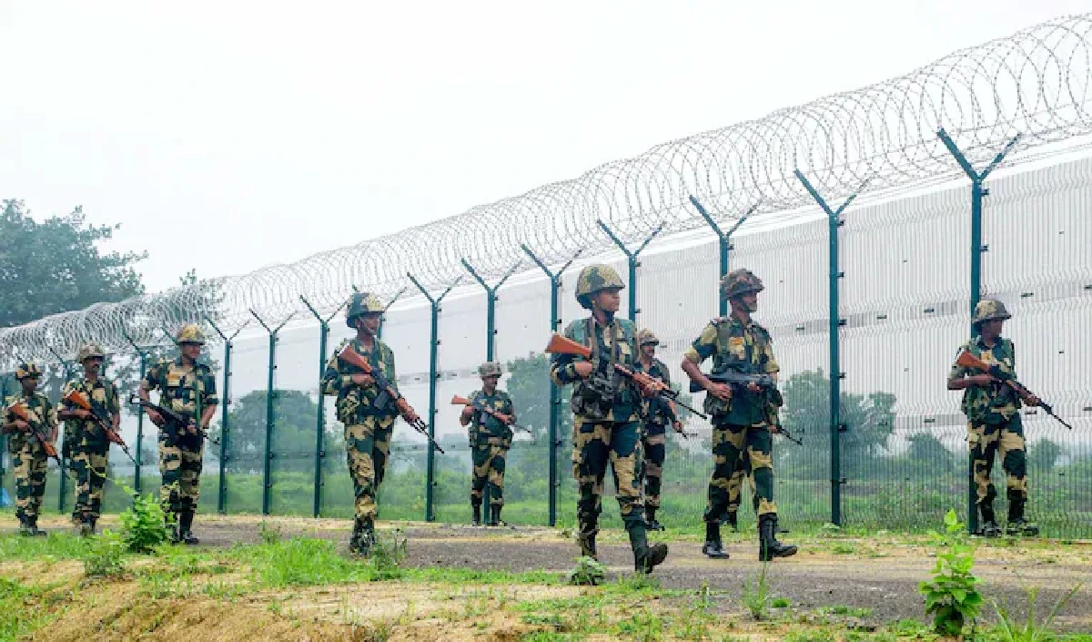 भारतीय उच्चायुक्त को निकाल फेंकने की धमकी, सेना ने घेरा बांग्लादेश बॉर्डर भारतीय उच्चायुक्त को निकाल फेंकने की धमकी, सेना ने घेरा बांग्लादेश बॉर्डर