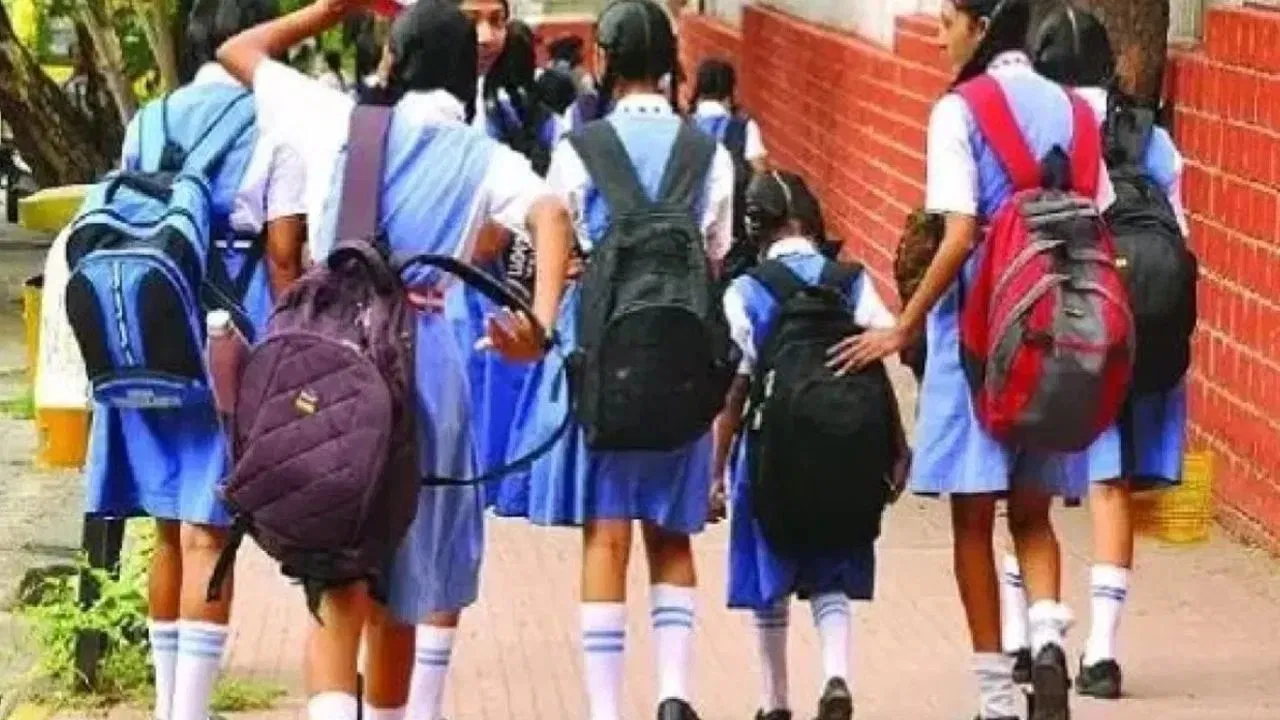 भीषण ठंड का असर! UP के कई जिलों में स्कूल बंद, जानें अब कब खुलेंगे भीषण ठंड का असर! UP के कई जिलों में स्कूल बंद, जानें अब कब खुलेंगे