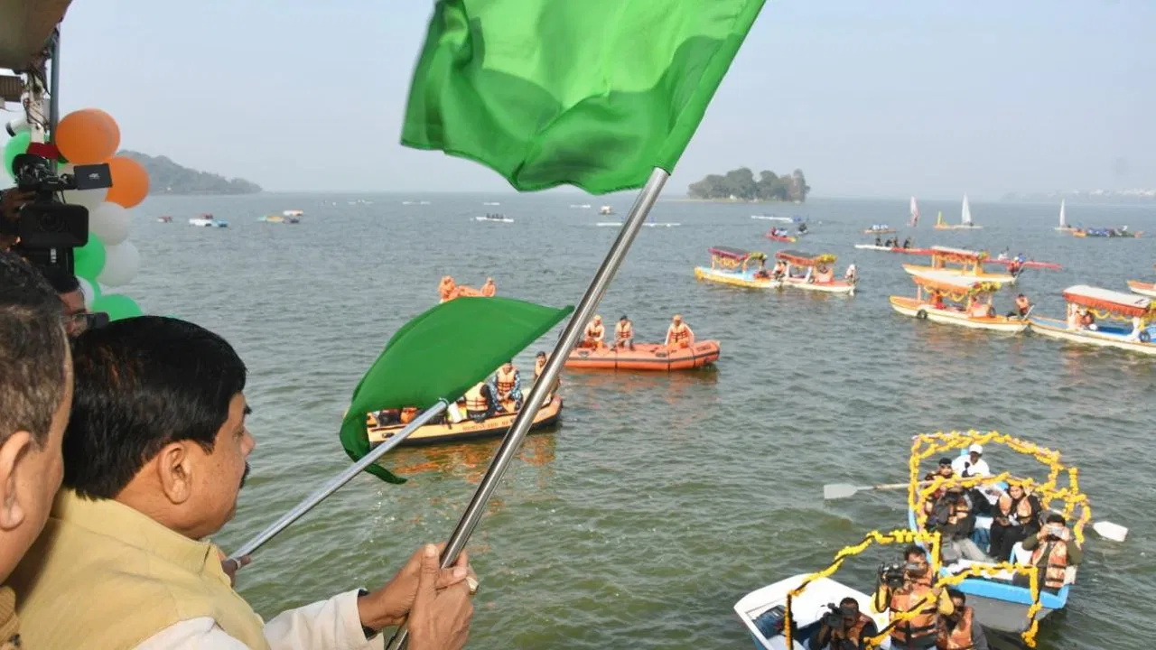भोपाल झील में भी कश्मीर डल लेक जैसी शिकारा सेवा… पर्यटन ही नहीं, पर्यावरण और रोजगार पर भी फोकस भोपाल झील में भी कश्मीर डल लेक जैसी शिकारा सेवा... पर्यटन ही नहीं, पर्यावरण और रोजगार पर भी फोकस