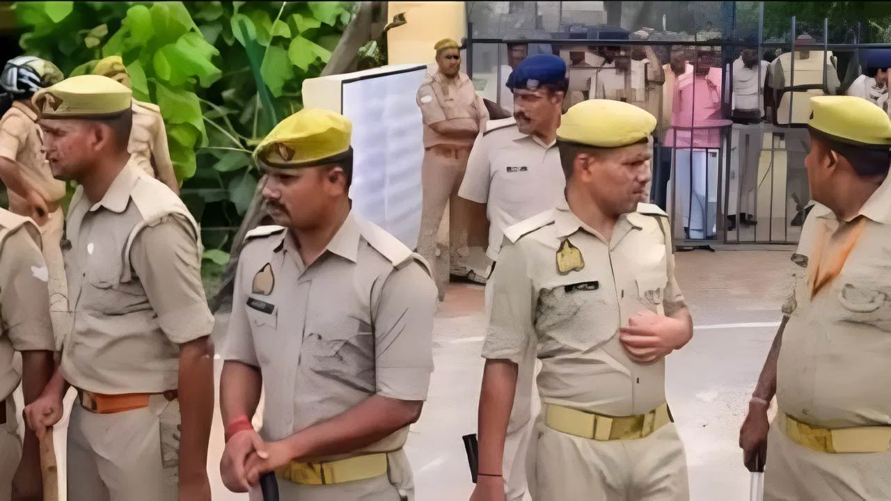 खुदाई में मिला था ये ‘खजाना’, गाजियाबाद में NRI परिवार को ठगों ने सुनाई ये कहानी; गंवाए लाखों रुपये भोपाल होटल कांड: GST डिप्टी कमिश्नर पंकज कुमार 6 साल बाद बर्खास्त, न्याय मिलने पर क्या बोली पीड़िता?