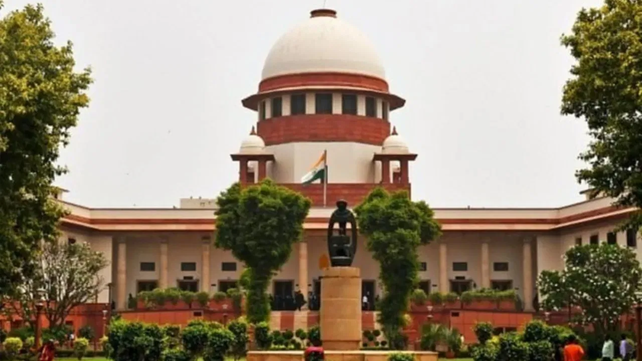 मंदिर का पैसा किसका? जानिए सुप्रीम कोर्ट ने अपने फैसले में क्या कहा मंदिर का पैसा किसका? जानिए सुप्रीम कोर्ट ने अपने फैसले में क्या कहा