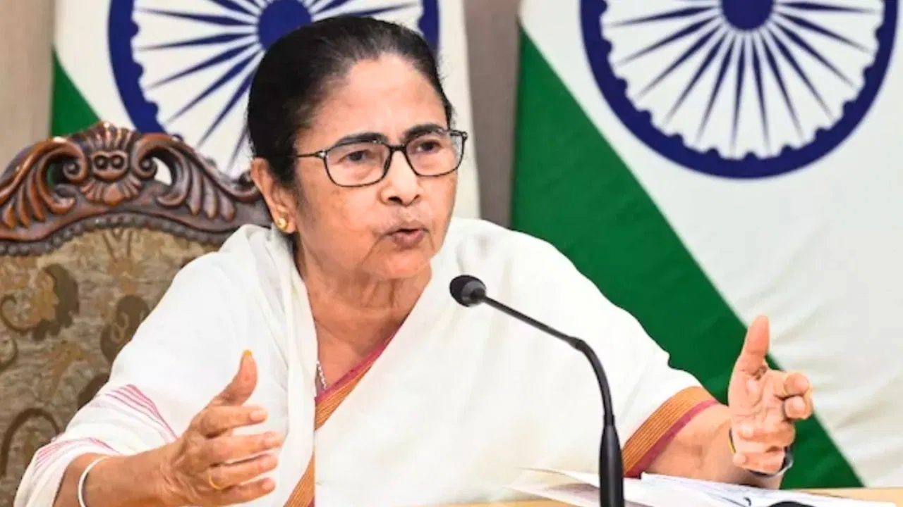 मनरेगा योजना पर आखिर केंद्र और बंगाल सरकार में क्यों ठनी? ममता ने सरेआम फाड़ दी नए आदेश की कॉपी मनरेगा योजना पर आखिर केंद्र और बंगाल सरकार में क्यों ठनी? ममता ने सरेआम फाड़ दी नए आदेश की कॉपी