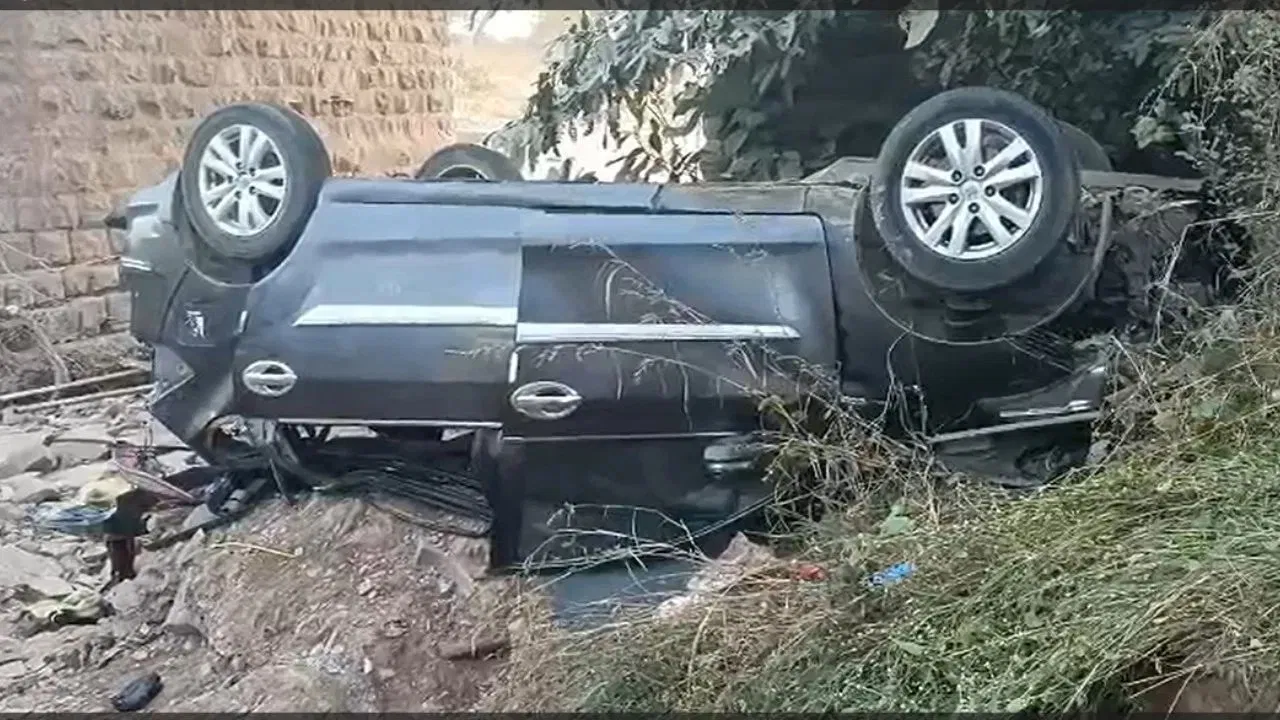 महाराष्ट्र के चंद्रपुर में भीषण हादसा, 50 फीट गहरे गड्ढे में गिरी कार, एक ही परिवार के 4 लोगों की मौत महाराष्ट्र के चंद्रपुर में भीषण हादसा, 50 फीट गहरे गड्ढे में गिरी कार, एक ही परिवार के 4 लोगों की मौत