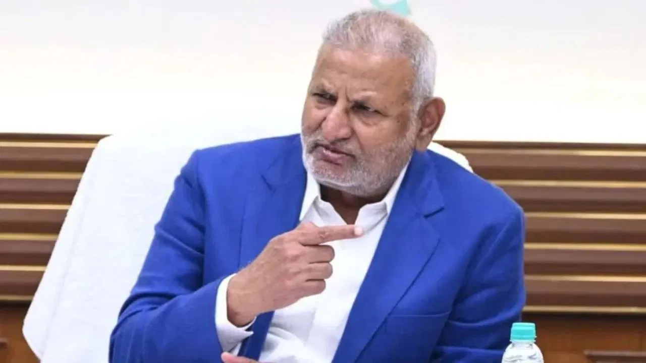 महाराष्ट्र: खेल मंत्री माणिकराव कोकाटे को बड़ा झटका, 2 साल की सजा बरकरार, अरेस्ट वारंट जारी महाराष्ट्र: खेल मंत्री माणिकराव कोकाटे को बड़ा झटका, 2 साल की सजा बरकरार, अरेस्ट वारंट जारी