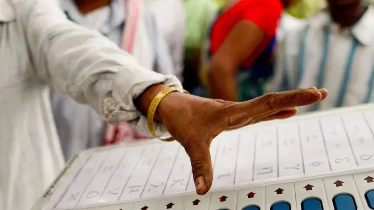 महाराष्ट्र निकाय चुनाव: 24 नगर परिषद-पंचायतों में बदली मतदान की तारीख, अब 20 दिसंबर को होंगे चुनाव महाराष्ट्र निकाय चुनाव: 24 नगर परिषद-पंचायतों में बदली मतदान की तारीख, अब 20 दिसंबर को होंगे चुनाव
