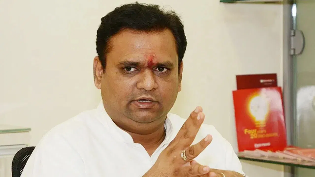 महाराष्ट्र में EV मालिकों की बल्ले-बल्ले… माफ होगा टोल, वसूले गए पैसे भी होंगे वापस, जानें किसने किया ऐलान महाराष्ट्र में EV मालिकों की बल्ले-बल्ले... माफ होगा टोल, वसूले गए पैसे भी होंगे वापस, जानें किसने किया ऐलान