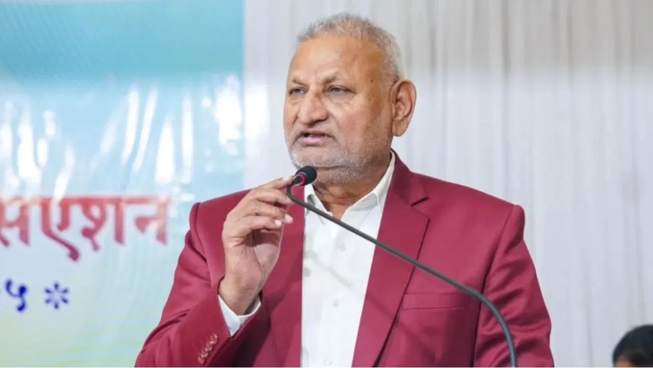 महाराष्ट्र में मंत्री माणिकराव कोकाटे के खिलाफ अरेस्ट वारंट से गरमाई सियासत, सीएम फडणवीस नाराज, इस्तीफे पर अड़े दोनों सहयोगी! महाराष्ट्र में मंत्री माणिकराव कोकाटे के खिलाफ अरेस्ट वारंट से गरमाई सियासत, सीएम फडणवीस नाराज, इस्तीफे पर अड़े दोनों सहयोगी!