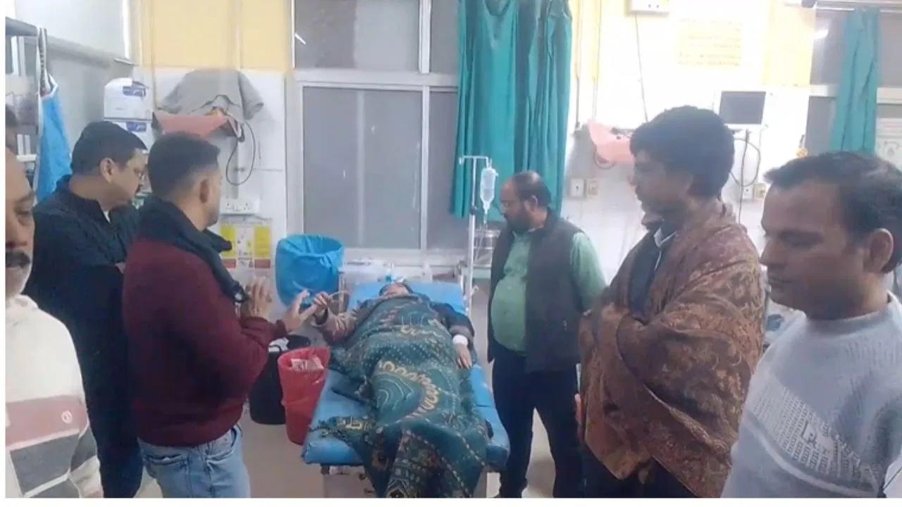 मिर्जापुर: ‘धर्म बदलकर मुझसे शादी करो…’ इनकार पर भड़का युवक, ब्लेड से लड़की के गले पर किया वार, हाथ की नस काट दीं मिर्जापुर: 'धर्म बदलकर मुझसे शादी करो...' इनकार पर भड़का युवक, ब्लेड से लड़की के गले पर किया वार, हाथ की नस काट दीं